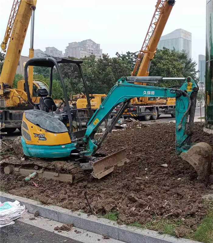小挖機(jī)開挖管道