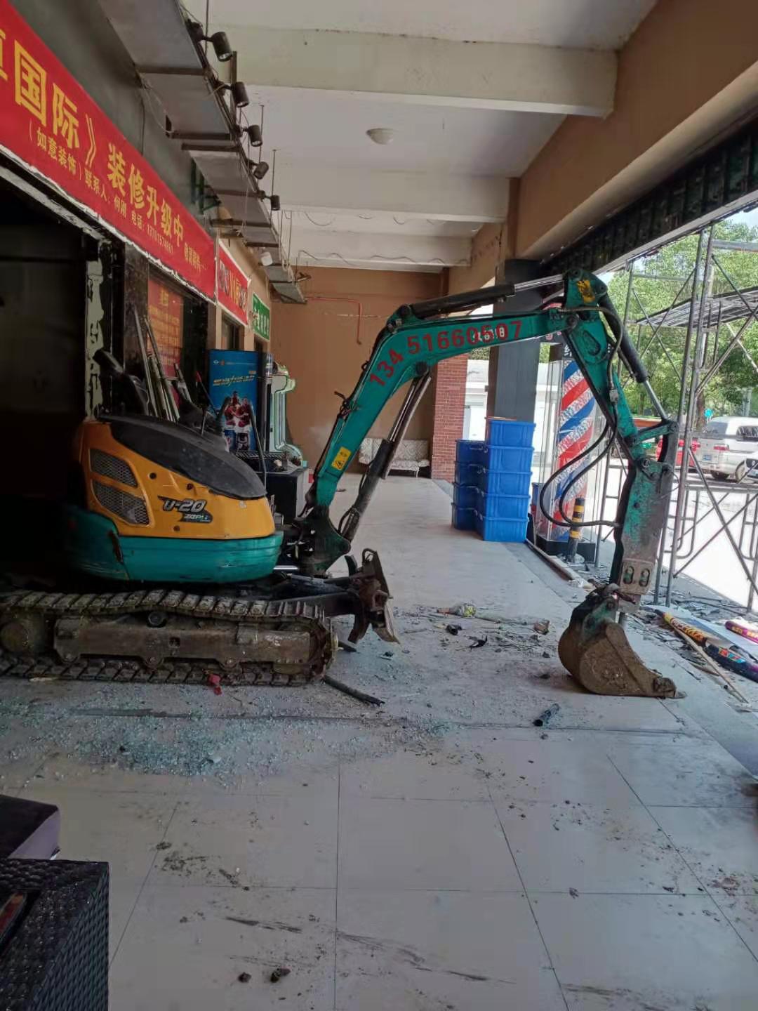 橡膠履帶對于微型小挖機施工當中的作用及特點！(圖1)